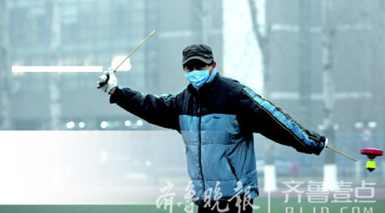清晨,濟南的重度霧霾仍在持續,在山東大學洪樓校區,依然有許多晨練者頭頂重霾,戴著口罩,在鍛煉身體。齊魯晚報·齊魯壹點 記者張中攝