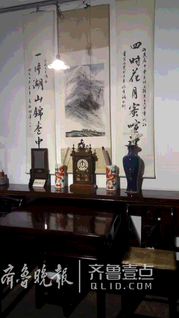 崔兆森收藏的钟表、暖瓶、油灯等老家什。