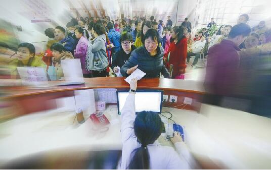 24日,市婦幼保健院里,等待做B超的隊(duì)伍排得很長(zhǎng)。 記者王鋒 攝