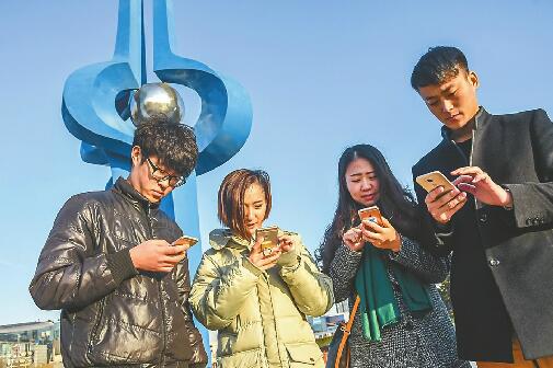 游人用手機連接免費WiFi上網 記者黃中明 攝