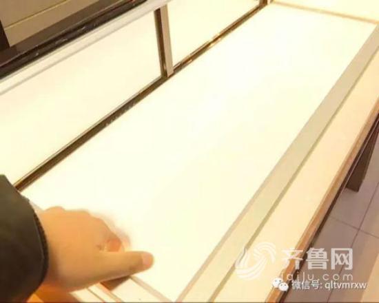 一名身穿黑色衣服的男子將自己包裹的嚴嚴實實后走進了這家金店