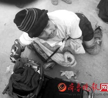 剛剛還在爬行,突然站起來,讓人們非常氣憤。