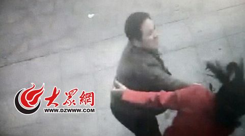 視頻監(jiān)控畫面顯示,被曝光的濰坊城管干部正擊打孟女士。