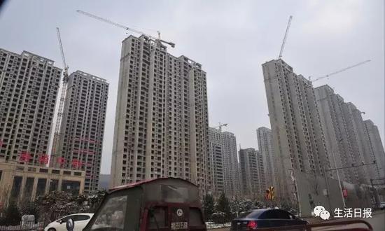 旅游路上的在建樓盤。記者 周青先 攝
