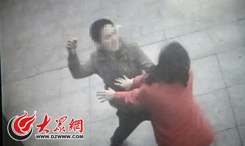 網(wǎng)友微博爆料中的視頻監(jiān)控畫面記錄了孟女士被打過程。