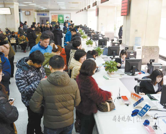 12月27日,济南房产交易大厅里众多市民正在办理手续或咨询业务。齐鲁晚报·齐鲁壹点记者 周清先 摄