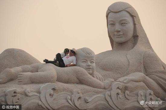 2016年1月15日，山东滨州，坐落在黄河山东滨州段险工的高仿版400余吨重整石“黄河母亲”雕塑。