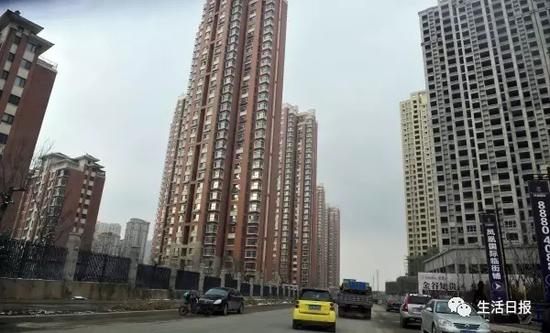 旅游路兩側的房地產項目。記者 周青先 攝