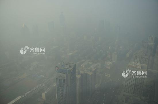籠罩在霧霾中的濟南市區(資料圖)