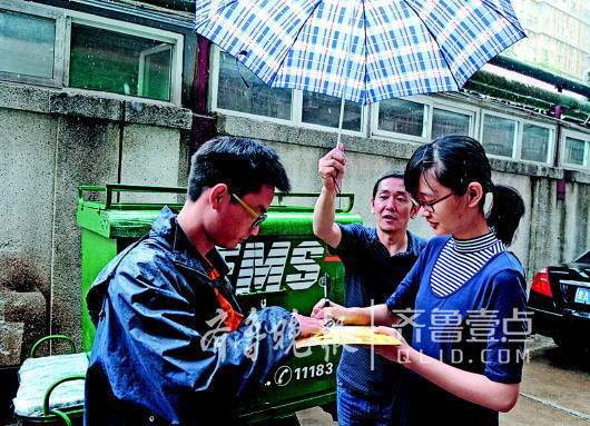 7月15日上午,济南文化东路一小区,毕业于山师大附中的高考考生夏岩和父亲一起,乐滋滋从快递员手中接过山东师大生物科学专业的录取通知书。(资料片)齐鲁晚报·齐鲁壹点记者 周青先摄