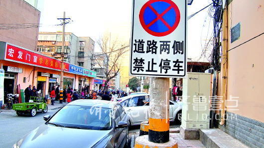 “貼單子”今后不再是交警獨(dú)有的行為,停車管理員也會(huì)對(duì)亂停車下手“貼單”。記者周青先攝