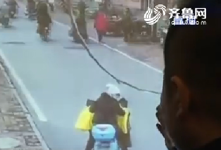 肇事者回頭觀望后逃逸 視頻截圖