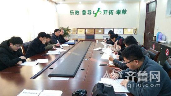 聊城東昌區召開解決大班額問題及教育重點項目三年大會戰新聞發布會。