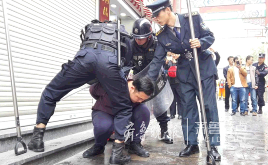 濟南市公安局進行防暴處突演練。杜洪雷 攝