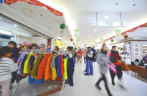 海蔚广场二层目前是洪楼银座的服装卖场和超市 记者王锋 摄