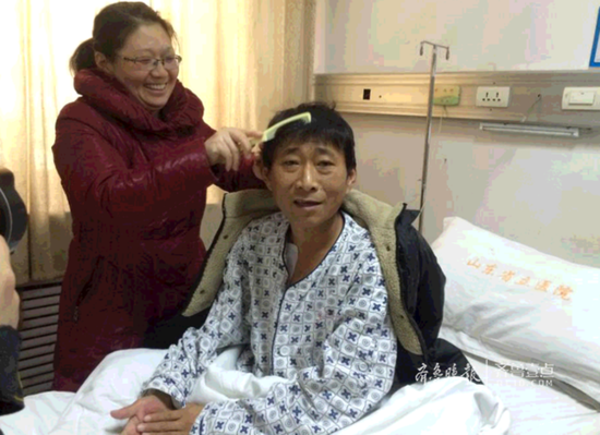 快出院了,妹妹李薇給哥哥李魯勇好好打扮一番