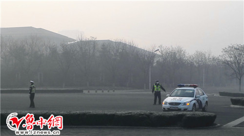 交警對涉事路段封路