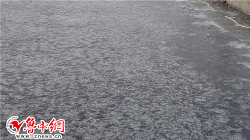 中潤大道上結(jié)冰的路面