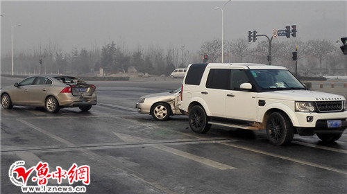 在中潤大道與上海路路口處,路虎SUV、現(xiàn)代轎車、沃爾沃轎車3車相撞