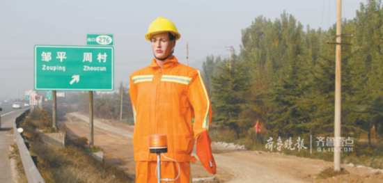 济青高速施工现场设置的太阳能安全指挥员。