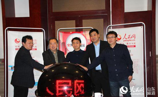 　　首发式上，烟台市委宣传部常务副部长李明，淄博市委宣传部副部长傅斌，人民日报社山东分社采编中心主任刘成友，人民网舆情监测室副秘书长、人民在线副总经理陈云，人民网山东频道总编辑蔡军共同按动了《网络舆情》山东版首发启动球。（摄影 宋翠）首发式上，烟台市委宣传部常务副部长李明，淄博市委宣传部副部长傅斌，人民日报社山东分社采编中心主任刘成友，人民网舆情监测室副秘书长、人民在线副总经理陈云，人民网山东频道总编辑蔡军共同按动了《网络舆情》山东版首发启动球。（摄影 宋翠）