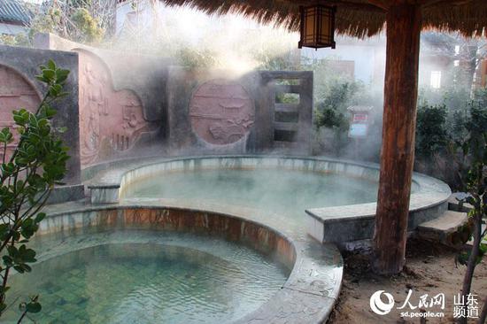 這里也有“華清池”，水汽氤氳，在冬青里若隱若現(xiàn)。（攝影 宋翠）
