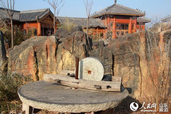 這里到處都是不可多得的風(fēng)景，就是一個(gè)石磨也是一道亮麗的風(fēng)景。（攝影 宋翠）