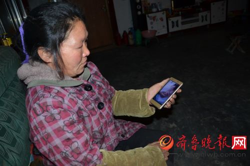 李母想孩子時,會看手機中孩子的照片
