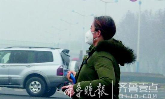 雾霾天,口罩是必备用品。齐鲁晚报·齐鲁壹点记者周青先 摄