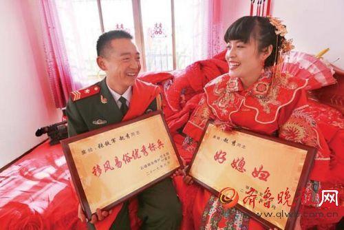 捧荣誉奖牌,夫妻俩笑得很开心。 本报记者 黄广华