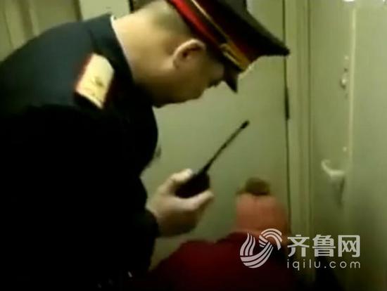 在两名热心乘客和列车工作人员的共同努力下,一名男婴终于顺利出生
