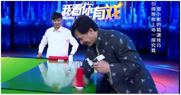 郑小彬在一档卫视节目中和成龙大哥PK技术