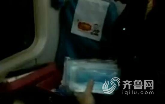 列车长带着药箱和消毒器械赶到了17号车厢