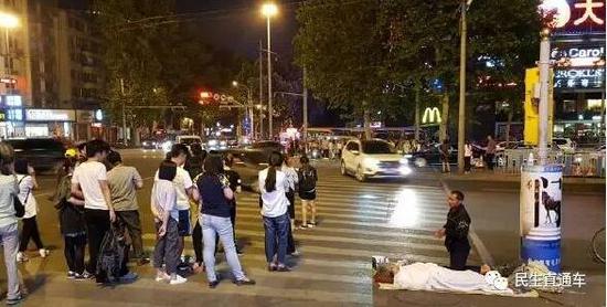 老太太躺在那里,男子跪在地上要钱。