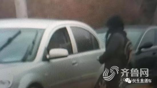 马路乞讨者在车流中乞讨