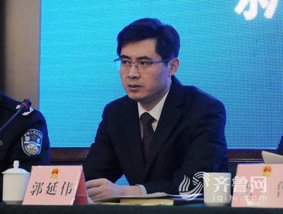 聊城市人大常委會法制工作委員會副主任郭延偉介紹《聊城市道路交通安全條例》有關情況。