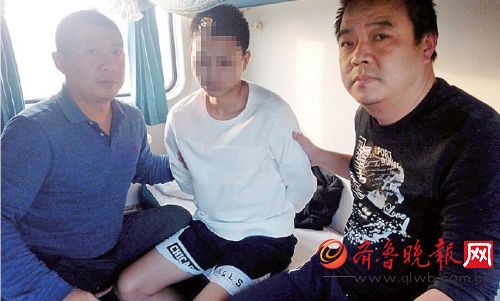 專案組民警遠赴深圳將犯罪嫌疑人李某亮抓獲并押解回濟。通訊員李哲攝