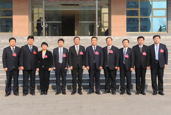 济阳县委新班子亮相 张 方 于炳基 李 莉(女) 王秀成 孙 斌 孙战宇 高继锋 呼廷贵 宋 琳 李光耀(从左到右 )