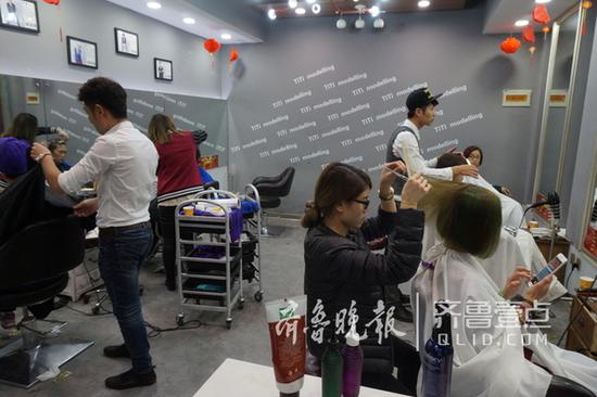 進入臘月后,美發店里多是一派忙碌。齊魯晚報·齊魯壹點 記者 王皇 攝