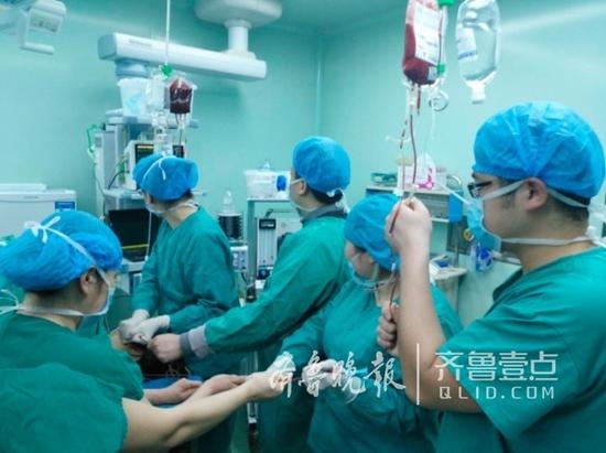 十余名醫(yī)護(hù)人員不間斷溫暖輸進(jìn)患者身體的血液。(圖片由醫(yī)院提供)