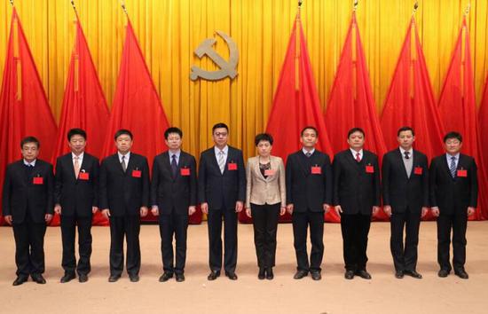 商河县委新班子亮相 从左到右:白承君张连福 孟庆华 李冬利 陈 勇 郅 颂(女) 陈晓东 张英俊 闫志强 许崇勇
