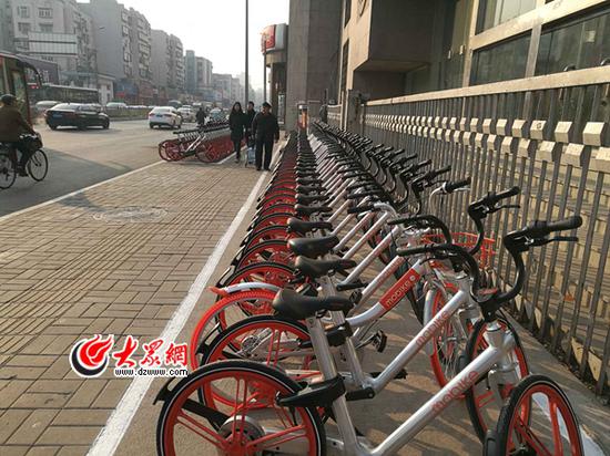 1月25日,在濟南泉城廣場附近,大批摩拜單車已擺放在路邊提供租用服務。