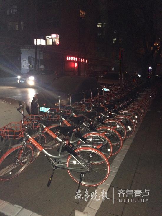  摩拜單車深夜進入濟南，圖為洪翔路與黃臺南路交叉口南側、歷城三中門口的一處摩拜單車停車點。