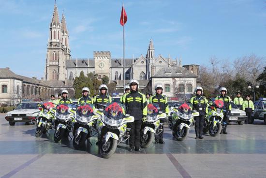 大年三十，歷城交警大隊民警在洪樓廣場進行了一場裝備展，并向居民拜年。