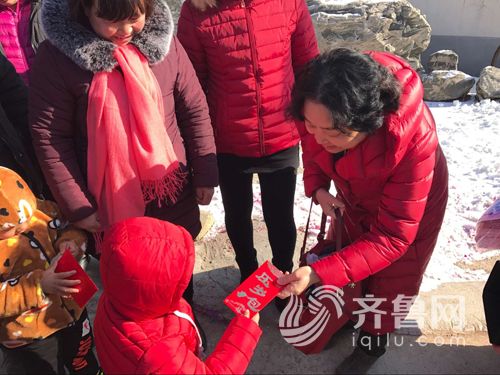 孫偉給孩子發(fā)壓歲紅包。