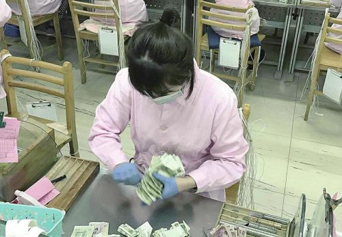 一元紙幣在李盼手中飛快地數過。
