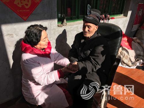 孫偉到行動(dòng)不便的老人家中為其看病。