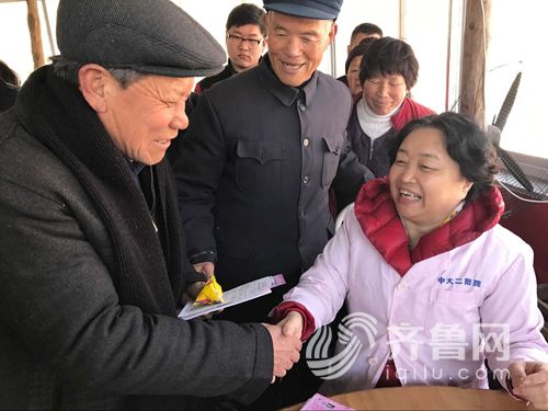 孫偉為村民看病后,村民連聲道謝。