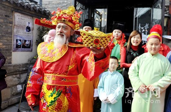 财神手捧金元宝,给家家户户送去财气福气