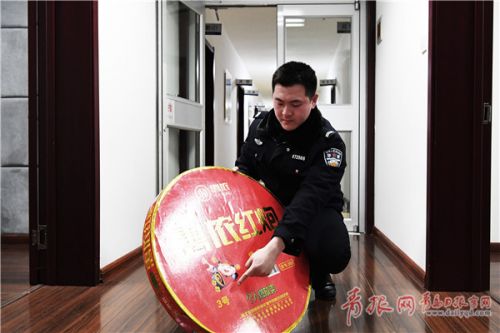 2月2日凌晨在進(jìn)港汽車上查獲的超長鞭炮